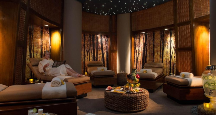 What essential amenities should luxury hotels provide?